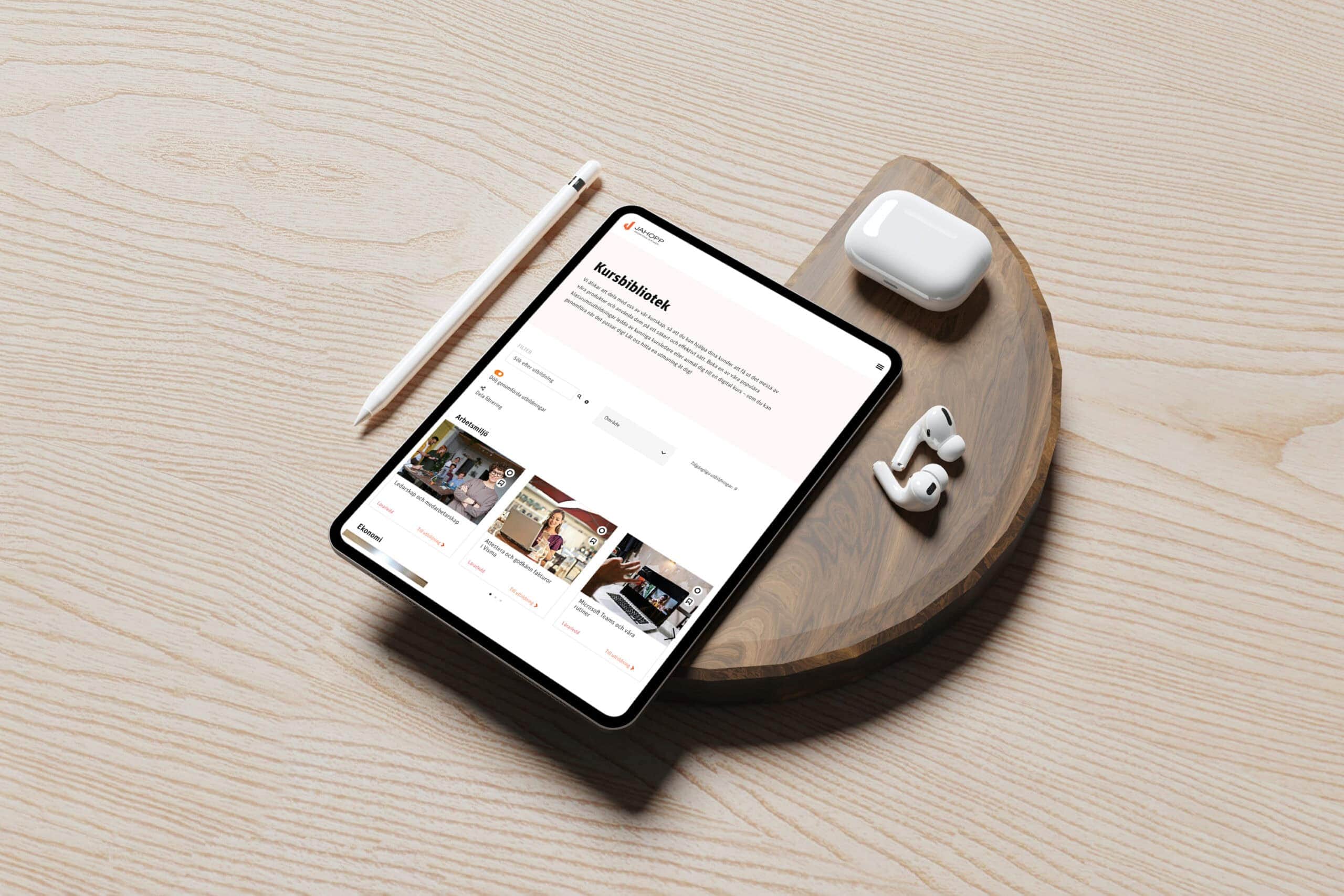 Använd Jahopps LMS och LXP på tablet för att skapa anpassade utbildningsupplevelser, var som helst.